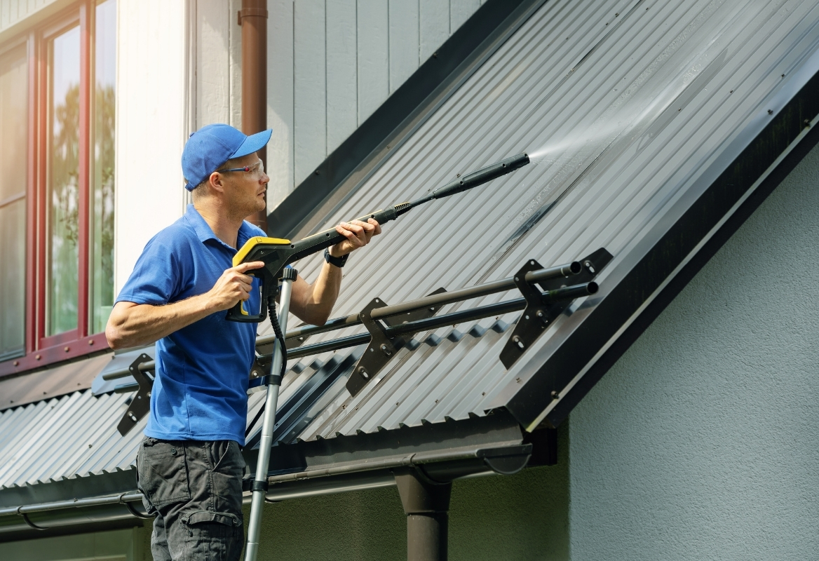 Low-Pressure Roof Washing for Florida Homes